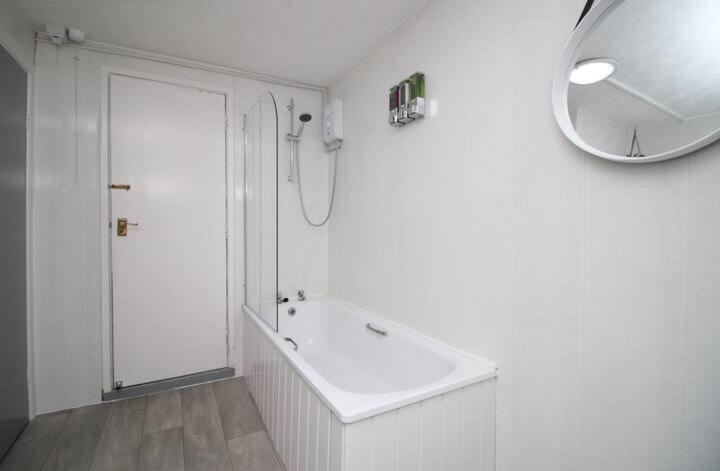 City Centre, Parking, Smart Tv'S In All Rooms Swansea Zewnętrze zdjęcie